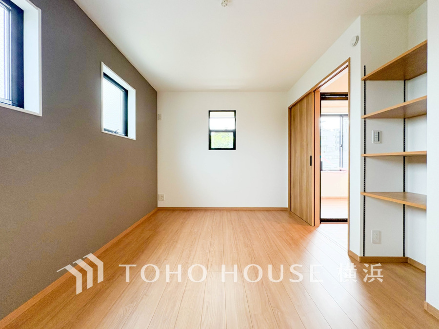 穏やかな風と陽光を導き、プライバシーに配慮された設計プランを採用し、居住性を一段と心地よいものにしています。明るく開放的な空間を演出しております。