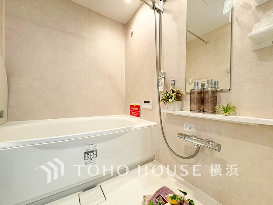 上質が感じられる質感とカラーリングで、清潔な空間美を実現。一日の疲れが癒される優雅なバスタイムを堪能できるゆとりあるバスルームです。