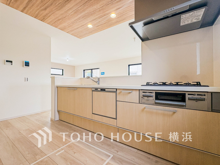 スタイリッシュな対面キッチンを採用。リビングが見渡せるので、お子様を安心して遊ばせながら家事ができ、リビング学習をするお子様にも声がかけやすい自然な距離感。 