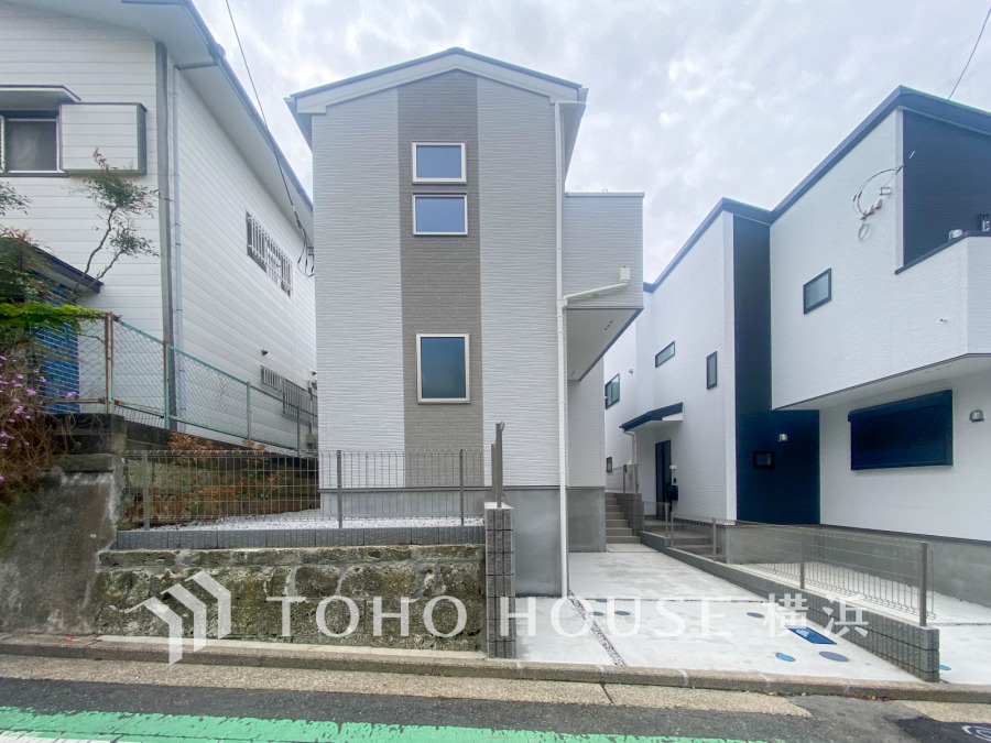 住む人を映し出す洗練された佇まいは、いつまでも輝き続けながらいつしか街の風景に溶け込んでいきます。