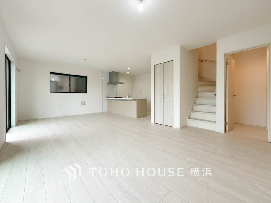 和やかで洗練された空間の演出。寛ぎとコミュニケーションを育む居心地のよい場所。やわらかな陽射しが降り注ぎ、室内に開放感と爽快感をもたらします。