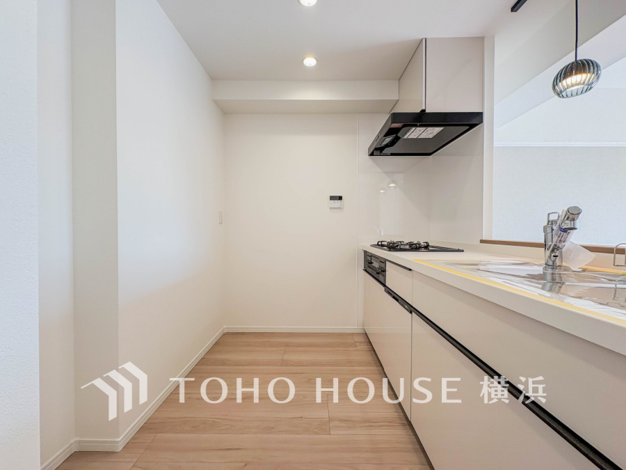 対面キッチンの裏には大型の冷蔵庫や家具を配置しても充分な広さを確保しております。
