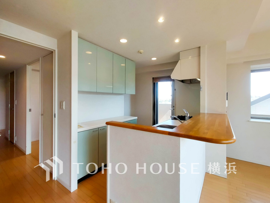 開放的な対面キッチンは、リビングで寛ぐご家族と会話をしながらお料理が出来ます。収納力を助ける大きなカップボード付きです。