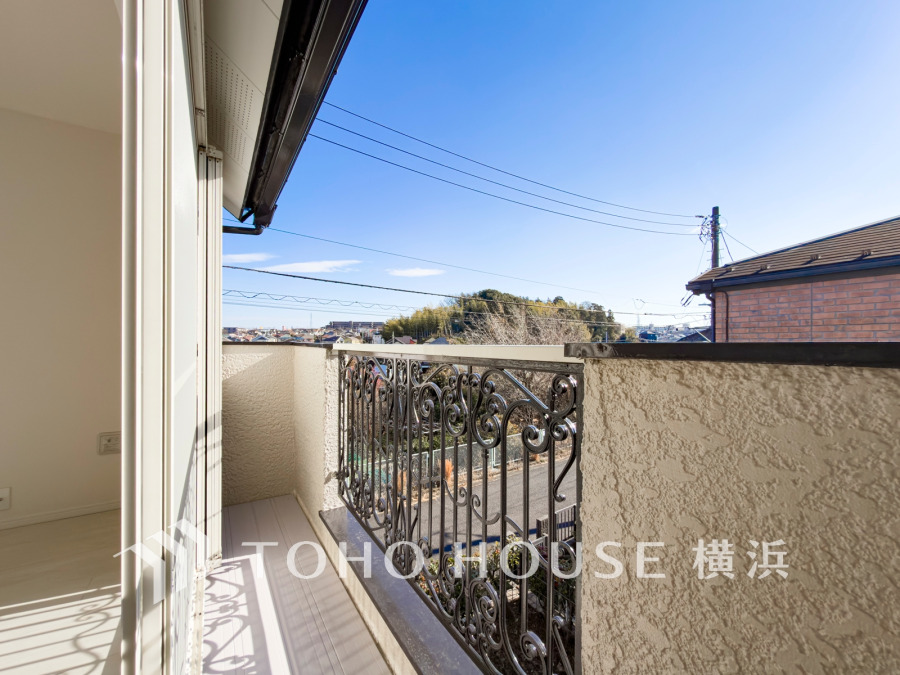 陽光あふれるバルコニーは、開放的な景色と爽やかな風を楽しめる快適なスペースです。