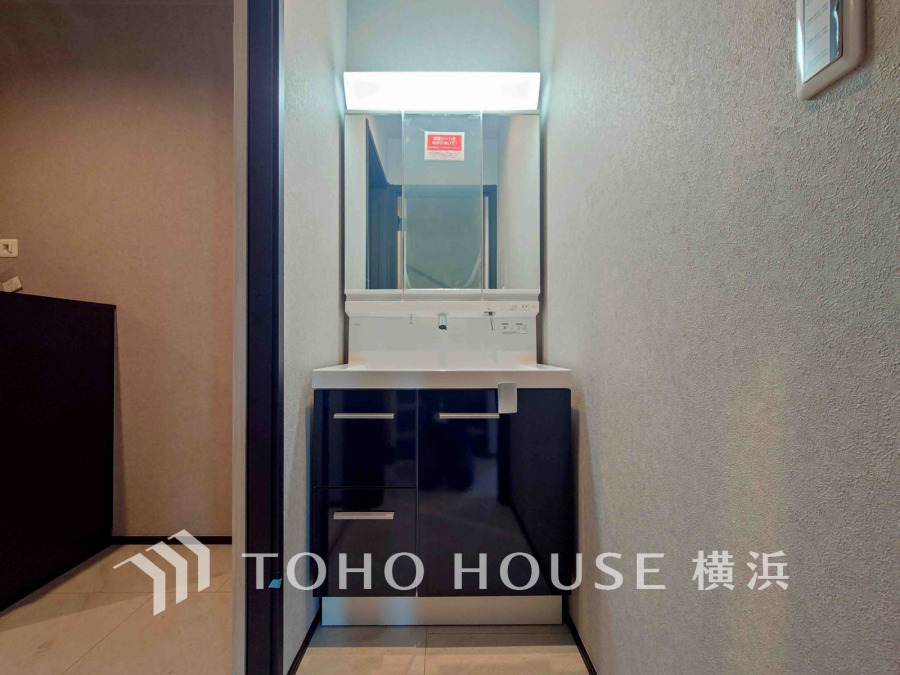 十分な大きさの洗面台は収納もさる事ながら、身だしなみチェックや歯磨きなど、朝の慌ただしい時間でもホテルライクなスペースで余裕とゆとりを感じて頂けます。
