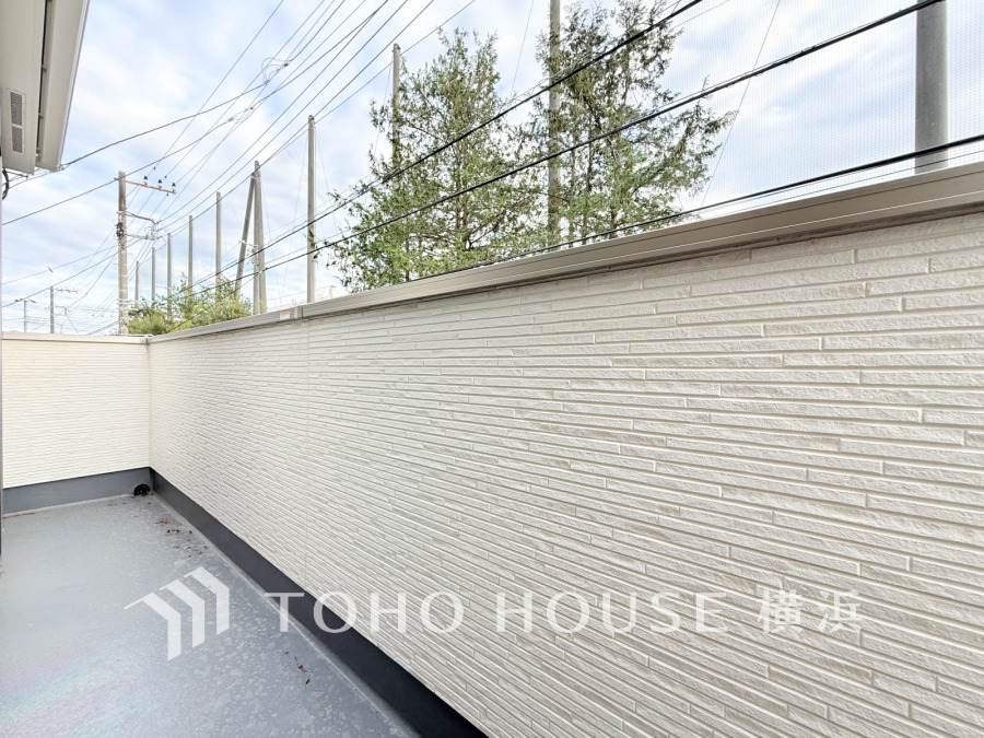 プライバシーに配慮した高い壁で囲まれた広々としたバルコニー。静かな環境でゆったりと過ごせます。