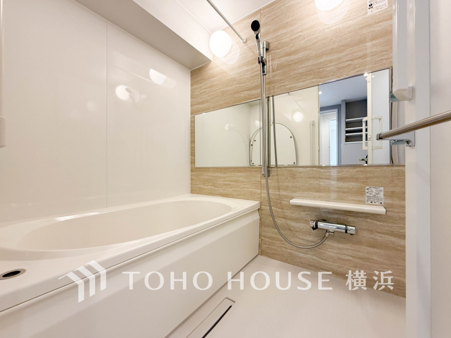 1日の疲れを癒すバスルームは、心地よいリラックスを叶える清潔感溢れる美しい空間です。心からゆったりと寛いでいただけるよう、ゆとりのスペースを確保してます。