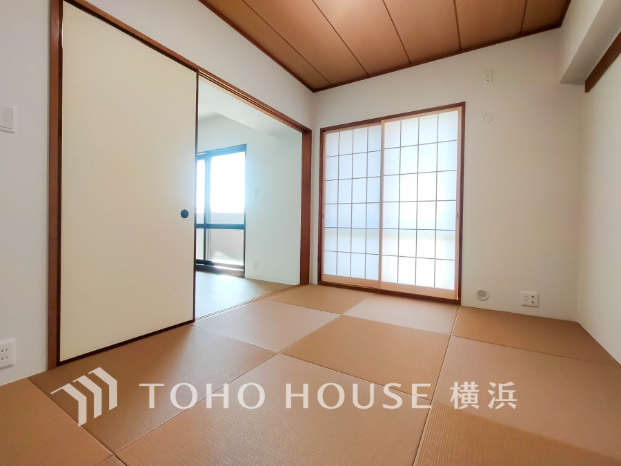 陽光が差し込む障子と畳の和室。リビングとつながる落ち着きのある空間で、くつろぎのひとときを演出します。