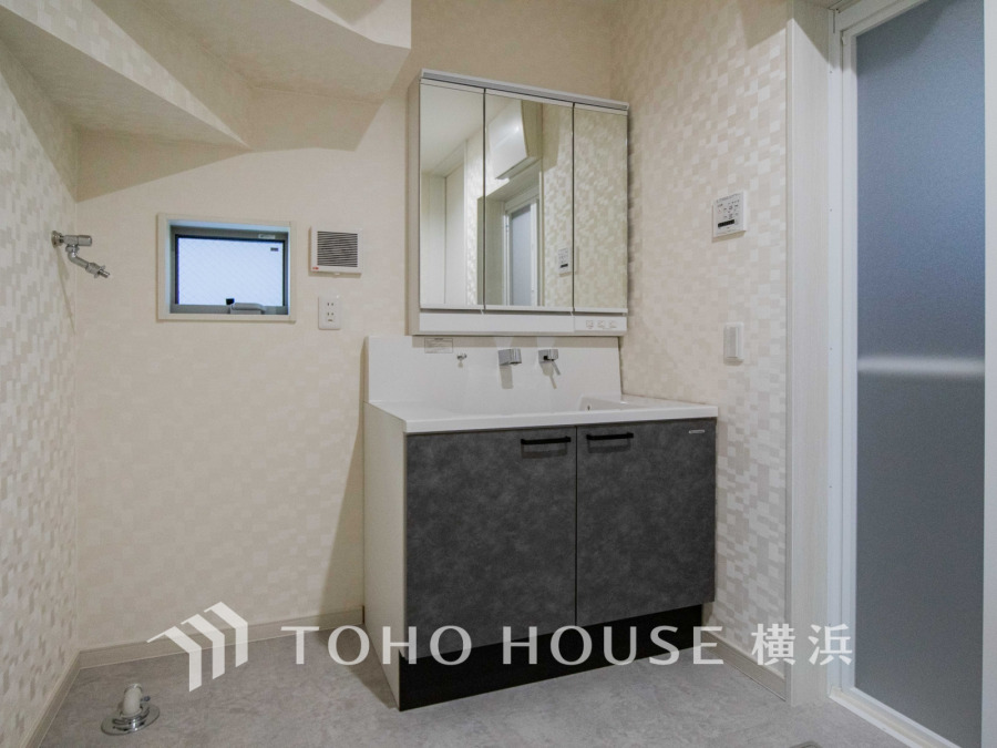 脱衣スペースを含む空間はゆとりの広さを設け、また洗面化粧台の鏡の後ろに収納スペースを設ける事により、散らかりやすい洗面スペースをスッキリ保てます。