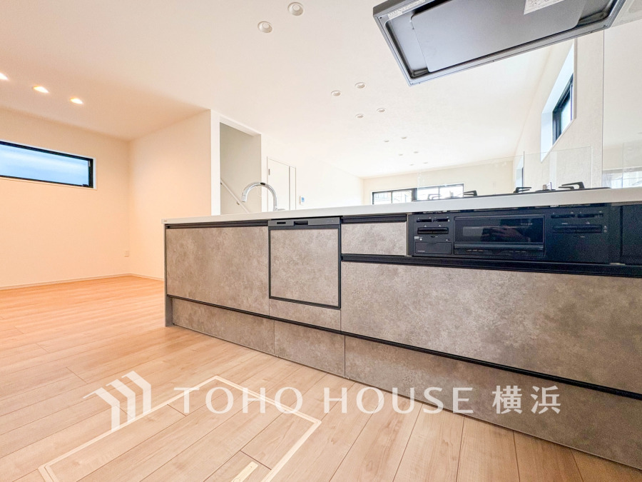 開放的な対面キッチンは、リビングで寛ぐご家族と会話をしながらお料理が出来ます。