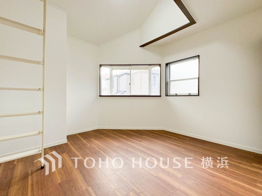 明るい自然光が差し込む、シンプルで使いやすい空間。ロフトへのアクセスも便利な居室です。