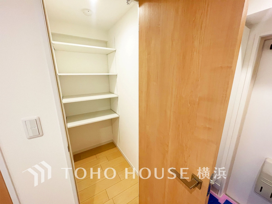 収納力のあるストレージルーム。棚付きで見やすく片付けやすい収納空間にしたり、大型の荷物や季節の物、思い出の品などもしっかりしまっておけるので、暮らし心地が大きく向上します。