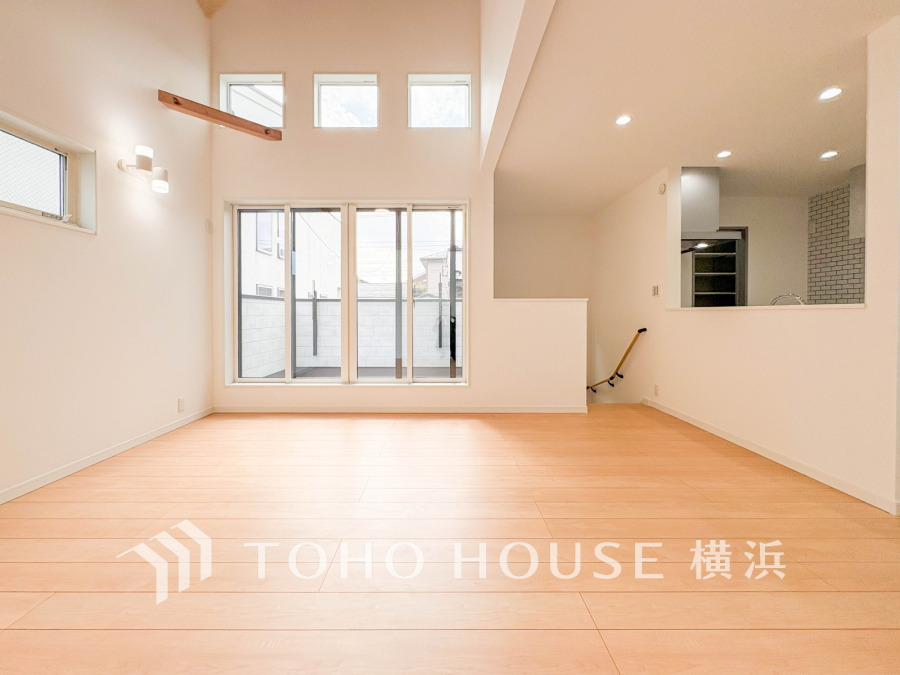 柔らかな色合いのフローリングと清潔感の溢れるクロスが明るい空間を創り出しているリビングダイニング。憩いの場に相応しく、ここで楽しむ家族の時間が絆をより深めてくれそうです。