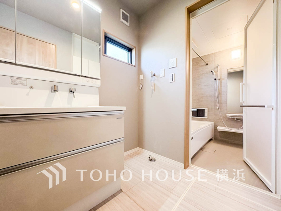 清潔感あふれる洗面スペースと浴室は、快適な毎日の始まりとリラックスタイムを演出します。