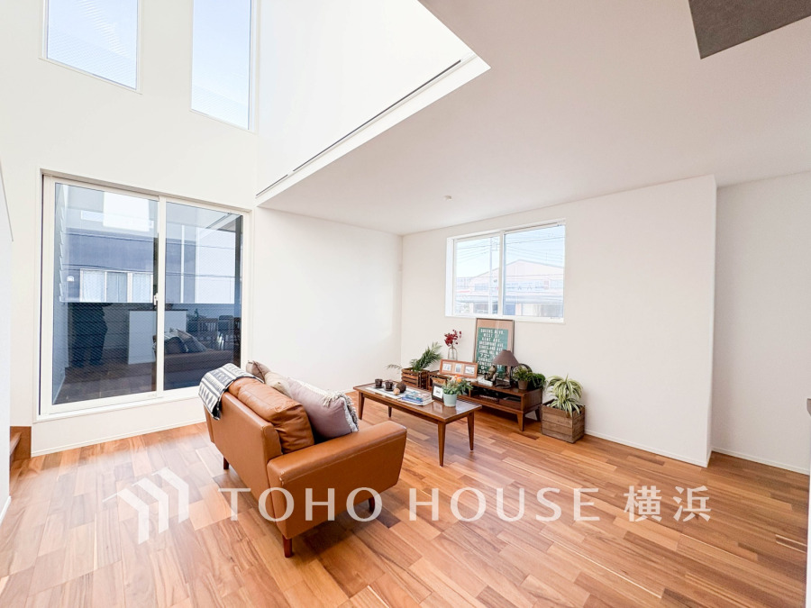 開放感あふれる吹き抜けリビングは、自然光がたっぷり入り家族の憩いの場に最適です。