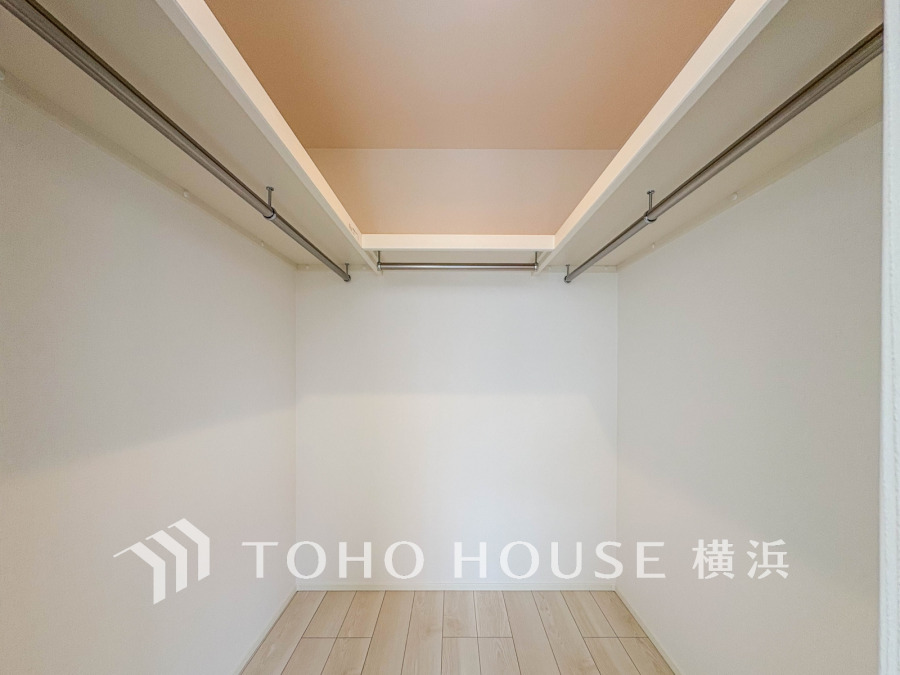 ひと目で収納物を確認できるウォークインクロゼットは、ゆとりの広さを備えた大型収納。数多くの衣類に加え、足元には引出しや衣装箱、シューズボックスなども収納することができます。