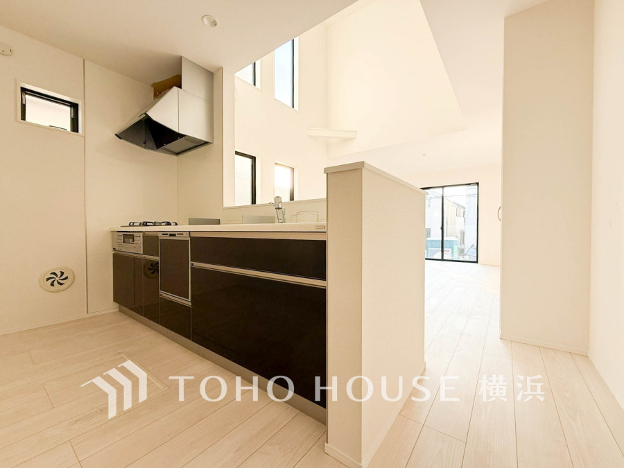 自然光の入る明るいキッチンは開放的な対面式。リビングにいるご家族との会話を楽しみながらお料理ができます。
