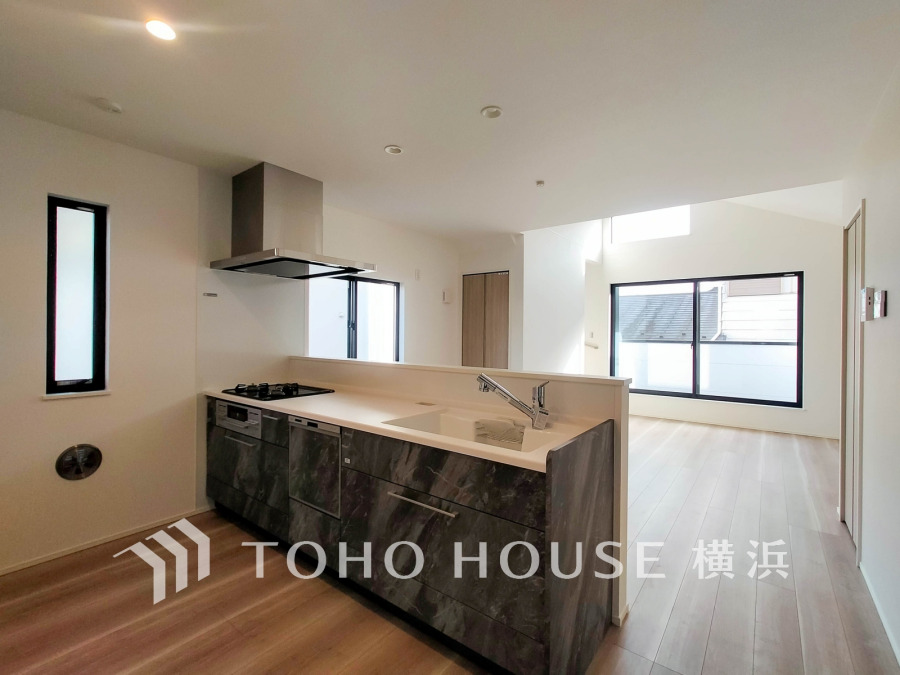 開放的な対面キッチンは、リビングで寛ぐご家族と会話をしながらお料理が出来ます。
