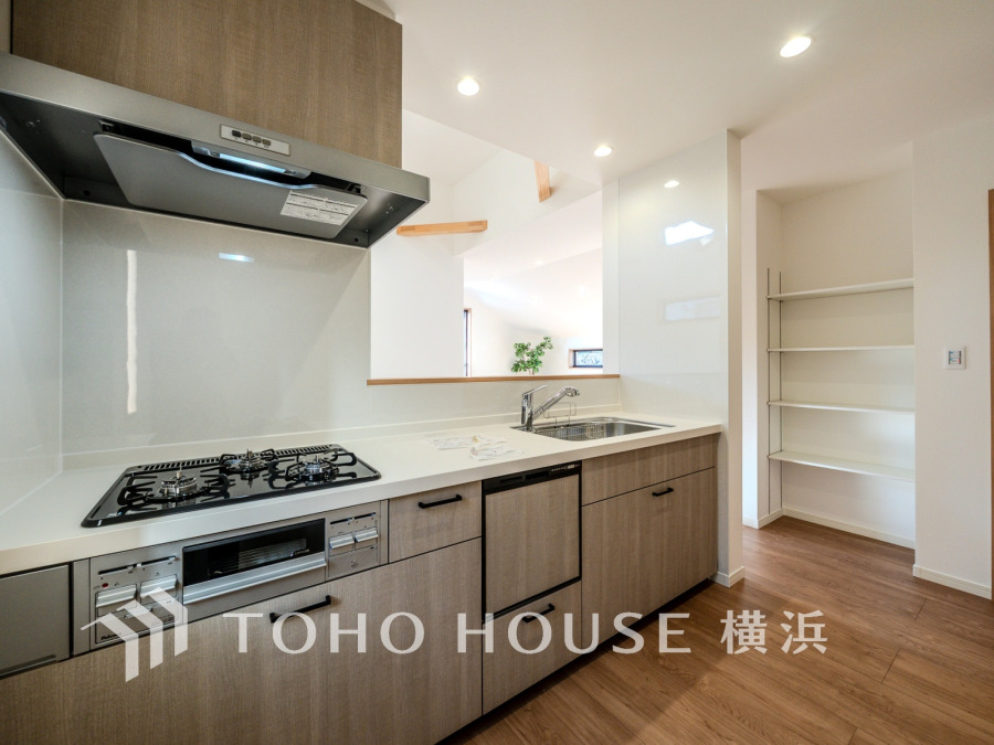 プライベートスペースを彩るインテリアとしての美と、快適な日常を支える機能性と強さがひとつになったキッチンです。開放的な対面カウンターキッチンはリビングと一体感のある空間。