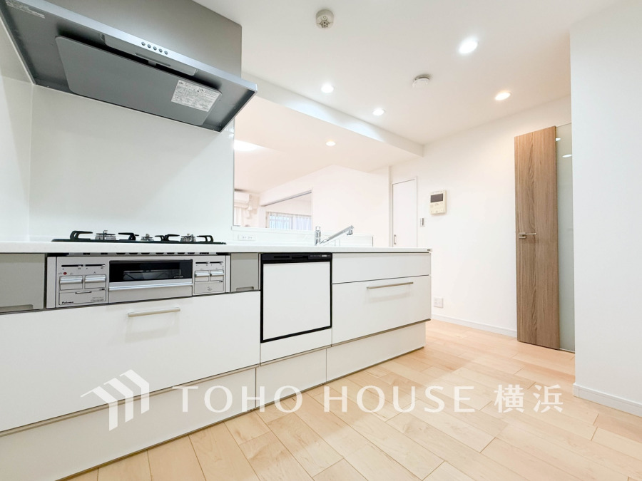 新規交換された清潔感溢れるシステムキッチン。リビングが見渡せる開放的な対面式です。
