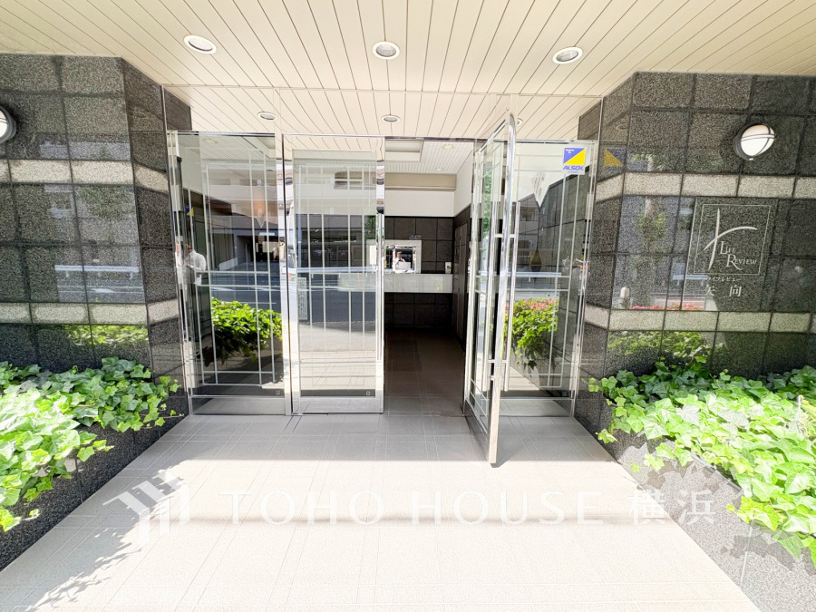 植栽の位置や開放的なエクステリアも含めて美しくトータルにデザインされています。時間のゆとりと空間、爽やかな陽光がもたらす光と風を贅沢なまでに感じる暮らしが始まります。 