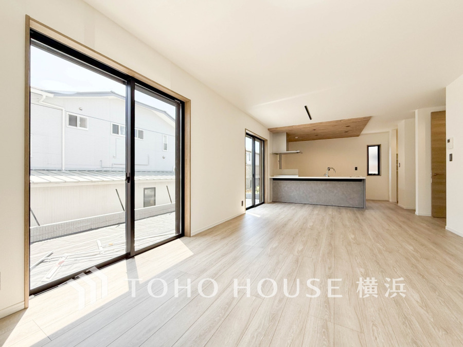 ここにはみんなが集い、食事と楽しい会話が始まる。話に夢中になりすぎて、ついつい時を忘れてしまう。そんな束の間の幸せを感じさせてくれる場所。