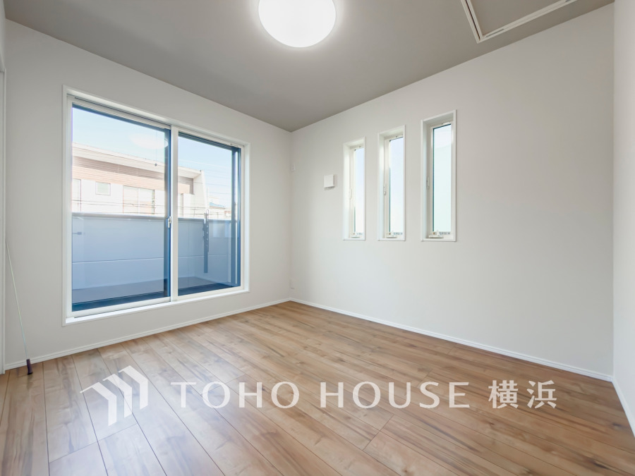 穏やかな風と陽光を導き、プライバシーに配慮された設計プランを採用し、居住性を一段と心地よいものにしています。明るく開放的な空間を演出しております。