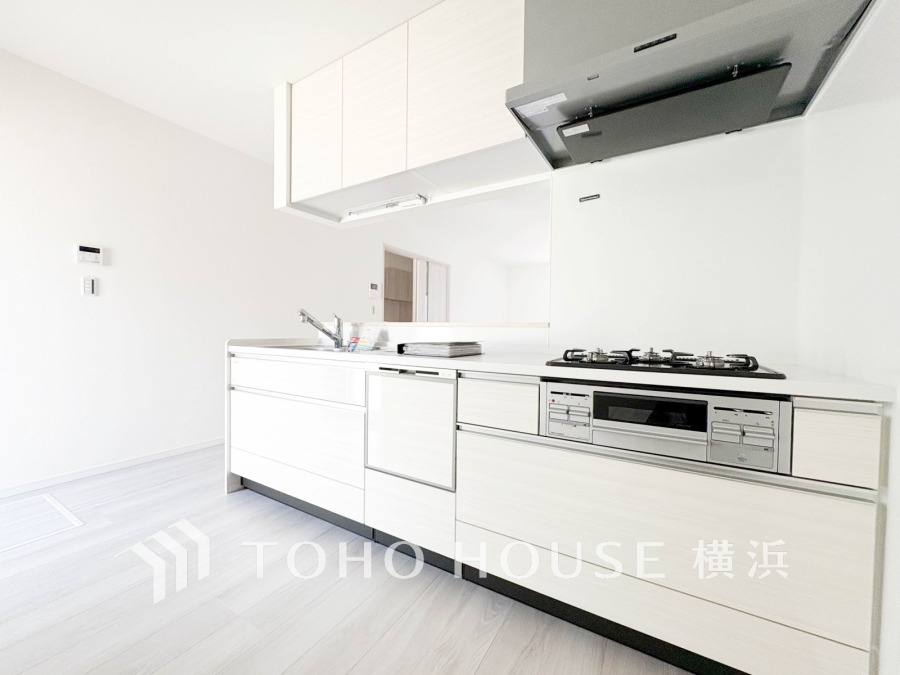 清潔感溢れるシステムキッチンは、食洗器、浄水器内蔵型ハンドシャワーなど機能的な設備を備えています。