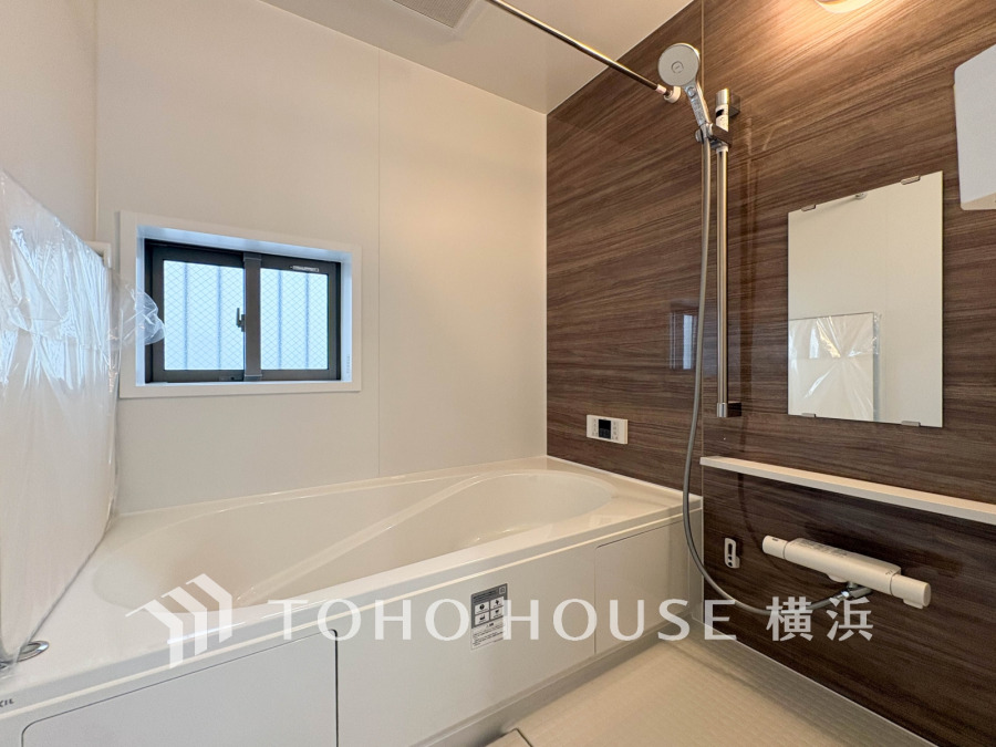 上質が感じられるカラーリングで、清潔な空間美を実現。一日の疲れが癒される優雅なバスタイムを堪能できるゆとりあるバスルームです。