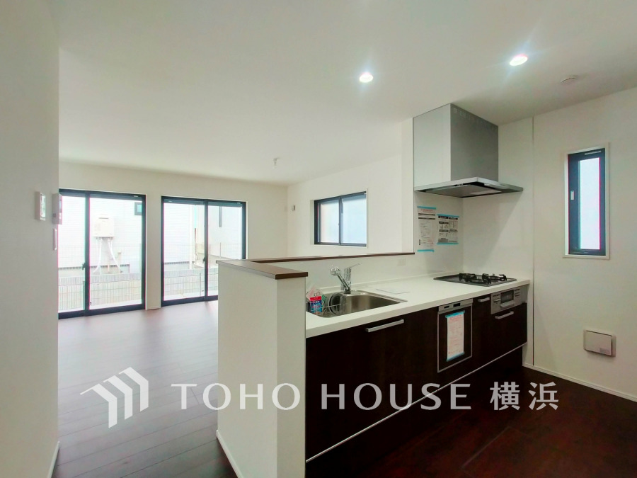 開放的な対面キッチンは、リビングで寛ぐご家族と会話をしながらお料理が出来ます。