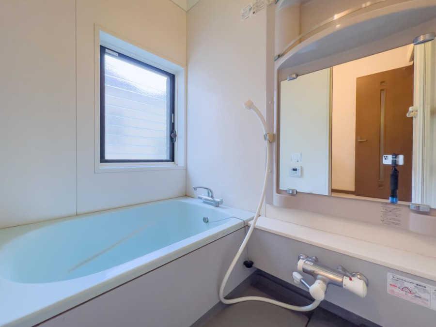 快適な使い心地とゆとりある空間が1日の疲れを解きほぐすバスルーム。空間も浴槽もゆったりのびのび使えるゆとり設計。広く感じるゆとり設計で快適なリラックスタイムを過ごせます。