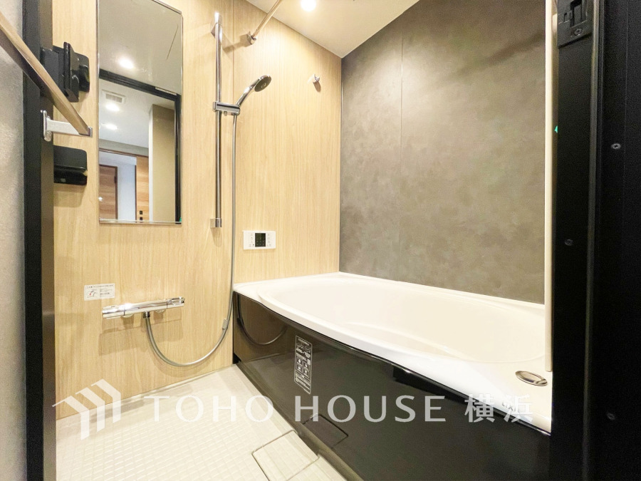 上質が感じられる質感とカラーリングで、清潔な空間美を実現。一日の疲れが癒される優雅なバスタイムを堪能できるゆとりあるバスルームです。