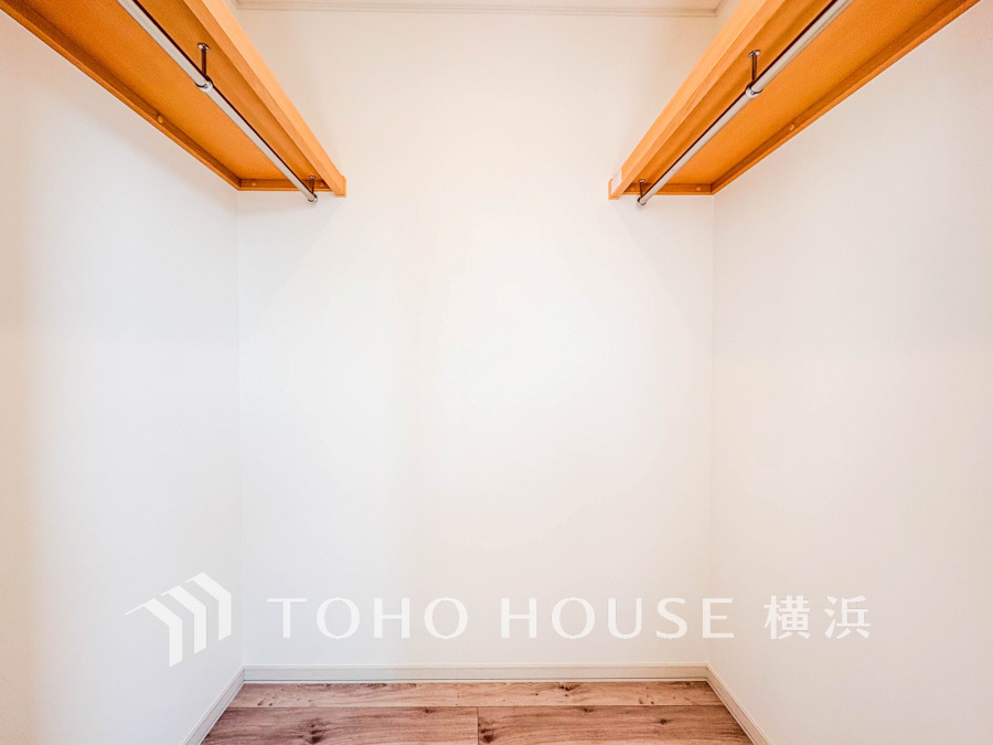 大容量収納可能なウォークインクローゼット。使いやすい両側ハンガーラックで衣類をすっきり収納できます。