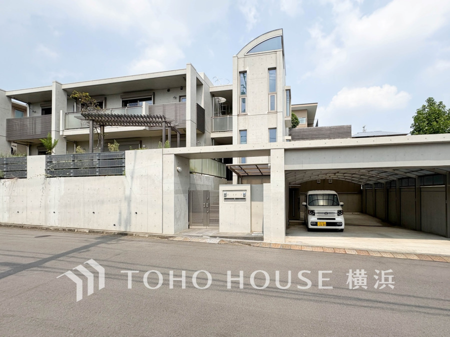 豊かな街並みの閑静な住宅街。文教エリアとしても知られる日吉の地に佇む、洗練された佇まい。