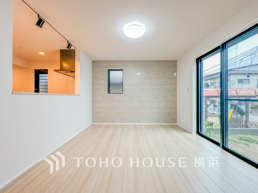 ここにはみんなが集い、食事と楽しい会話が始まる。話に夢中になりすぎて、ついつい時を忘れてしまう。そんな束の間の幸せを感じさせてくれる場所。