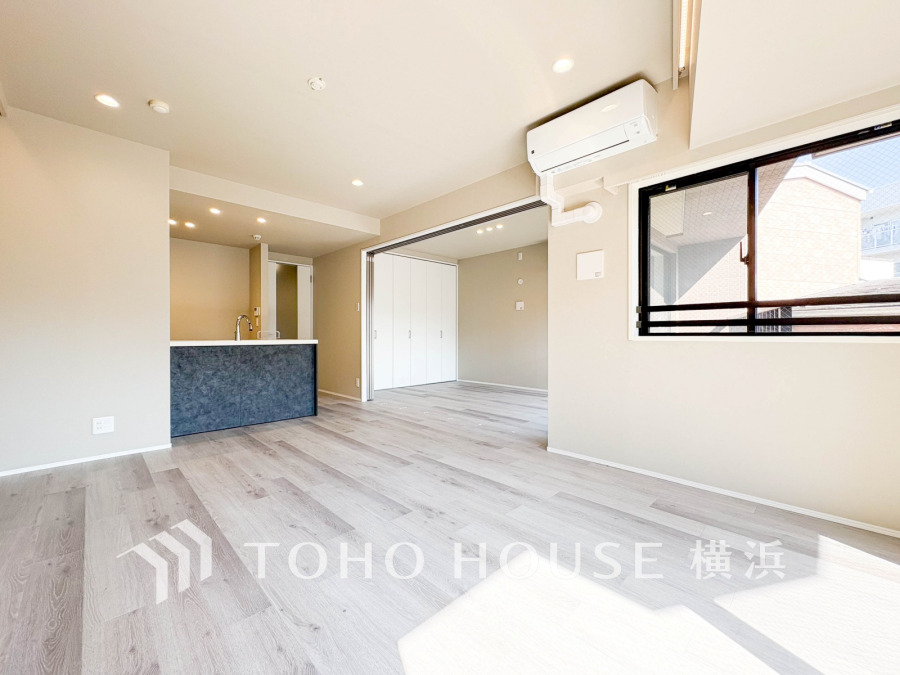 明るく開放的な空間が広がるLDK。室内には豊かな陽光が注ぎ込み、爽やかな住空間を演出。ホームパーティーでもゲストと一緒に料理を楽しみながら楽しい時間を過ごせそう。