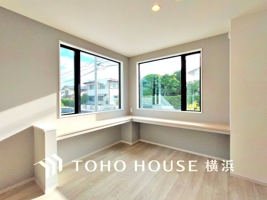 奥行きのあるLDKには、カウンターを設置する事で機能性と居住性をプラスしました。南側開口部から注がれる陽光と心地良い風に包まれながら、午後のティータイムを楽しんで頂いてもいいかもしれないですね。