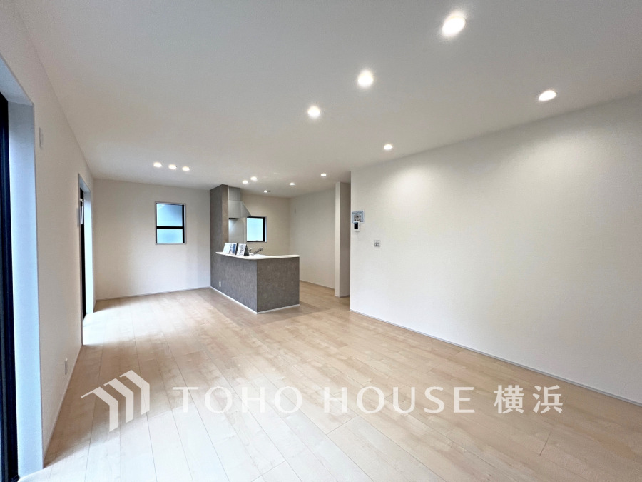 明るく開放的な空間が広がるLDK。室内には豊かな陽光が注ぎ込み、爽やかな住空間を演出。
