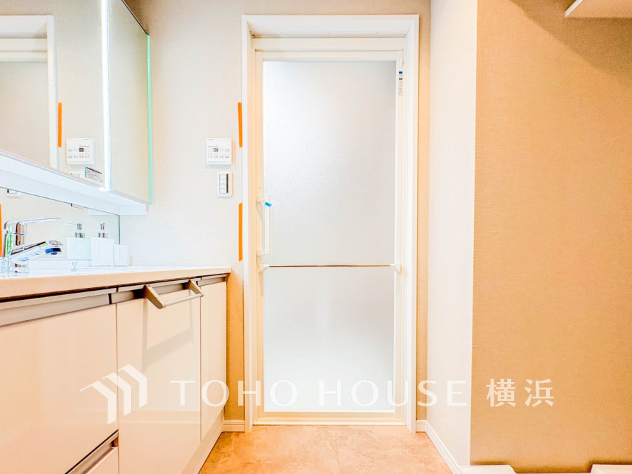 ご家族の1日が始まり、1日の終わりを締めくくる洗面空間。洗濯機を配置しても十分なスペースを確保した設計となっております。