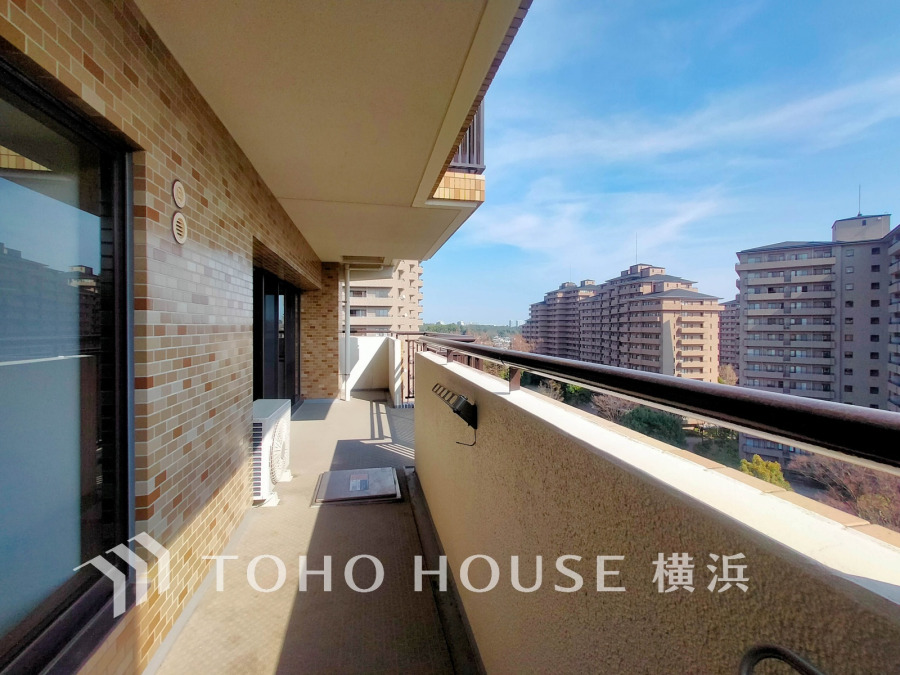 たっぷりの陽光が差し込むバルコニー。健やかな暮らしを守る太陽の恵みを存分に享受できます。爽やかな風と暖かな陽射しが紡ぐハーモニーが日々の暮らしのBGMになることでしょう。