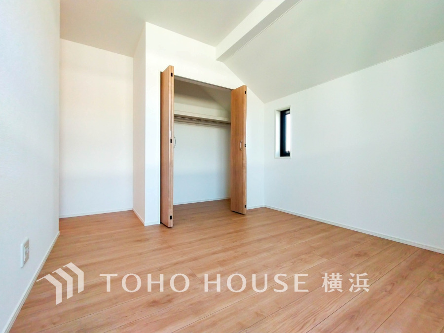 ナチュラルな木目床と白壁の明るい空間。収納力のあるクローゼット付きで使い勝手の良い居室です。