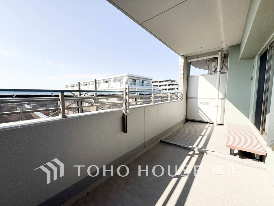 気持ちのいい空が見渡せる広いバルコニー。爽やかな風を感じて、心躍る素敵な暮らしがはじまります。