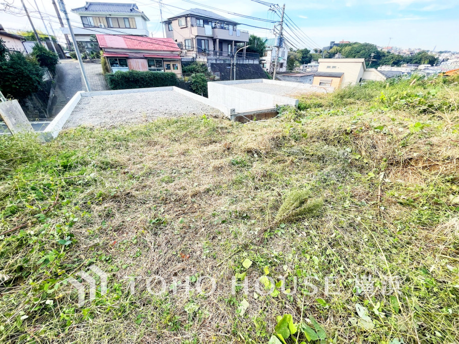 見晴らしのよい高台の立地です