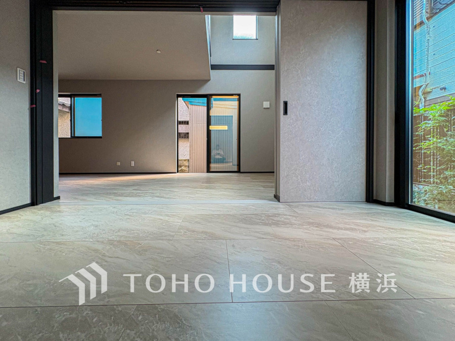 大きな窓からたっぷりと陽光が注がれる明るい空間。家族の成長に対応できる永住仕様の間取り。時を忘れて過ごす場所として過ごせるお部屋。