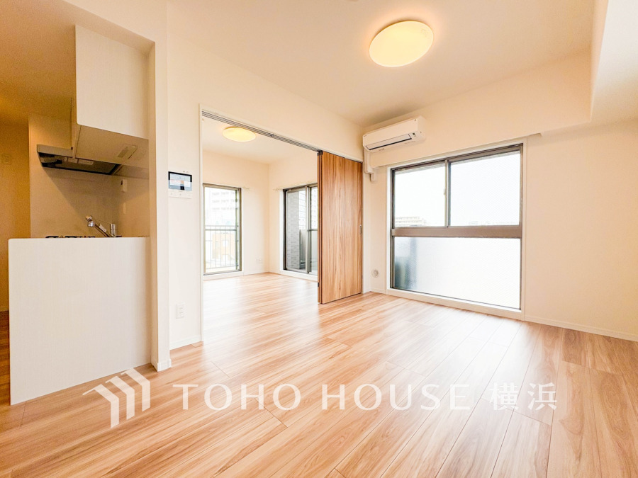 明るく開放的な空間が広がるLDK。室内には豊かな陽光が注ぎ込み、爽やかな住空間を演出。ホームパーティーでもゲストと一緒に料理を楽しみながら楽しい時間を過ごせそう。