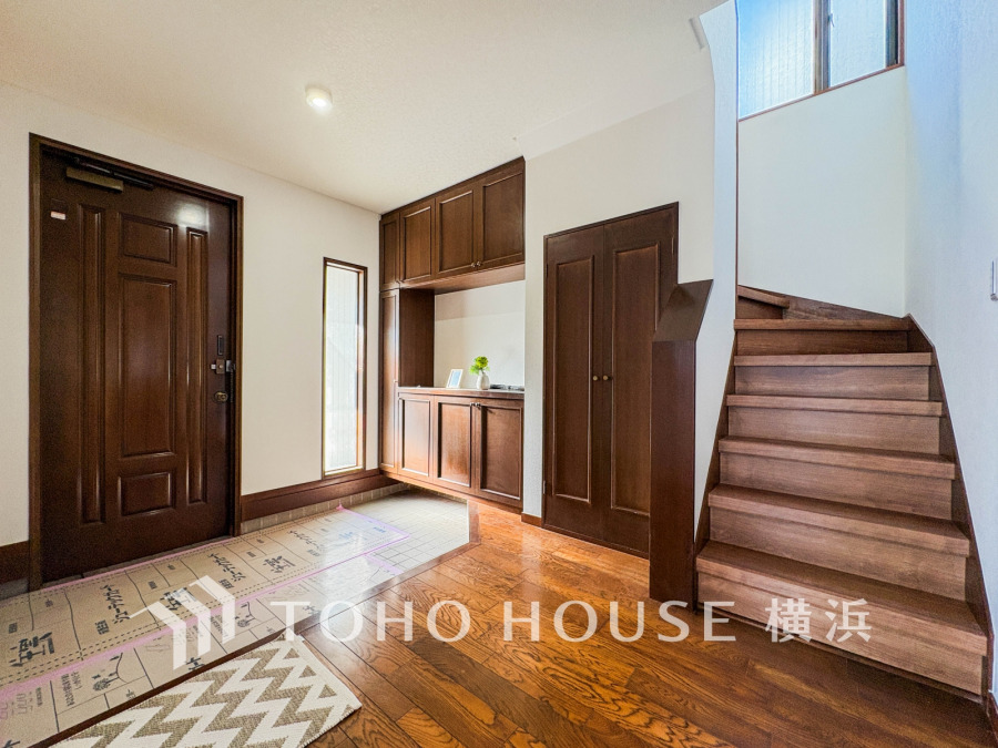 木の温もりを感じる広々とした玄関。収納豊富でスッキリ片付き、自然光が差し込む明るい空間です。