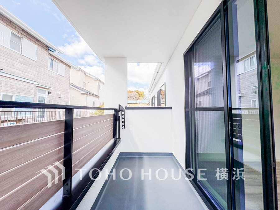 暮らしの中で光と風を演出してくれるバルコニー、見事なまでの開放的な空間を演出しながら、プライベート性も確保された空間は我が家の自慢です。