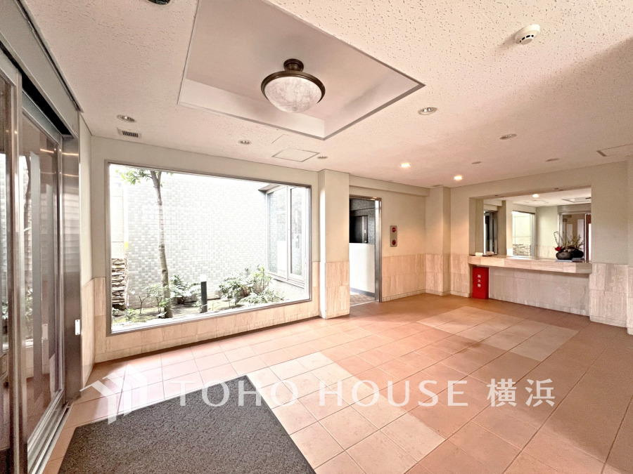 広々としたエントランススペース。柔らかな光溢れる開放的な空間です。
