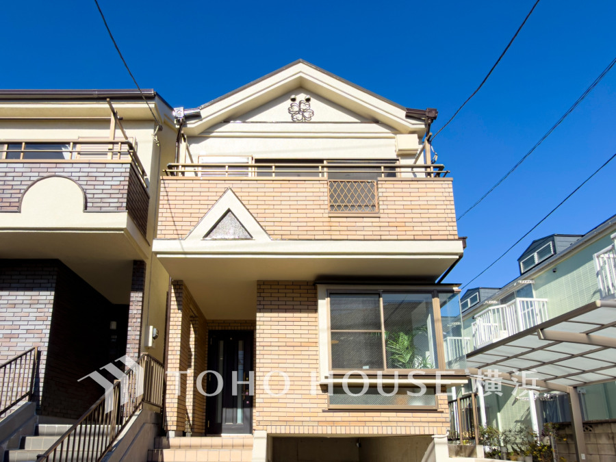 陽当たり良好な2階建て住宅。明るい外観と広々バルコニーが魅力の快適な住まいです。