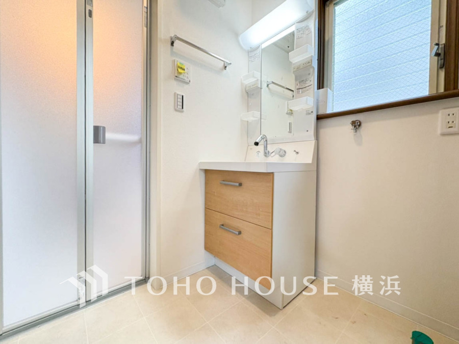 脱衣スペースを含む空間はゆとりの広さを設け、一日の始まりと終わりを心地よく演出してくれるように、たっぷりと窓からの光が入る明るいパウダールームになっています。